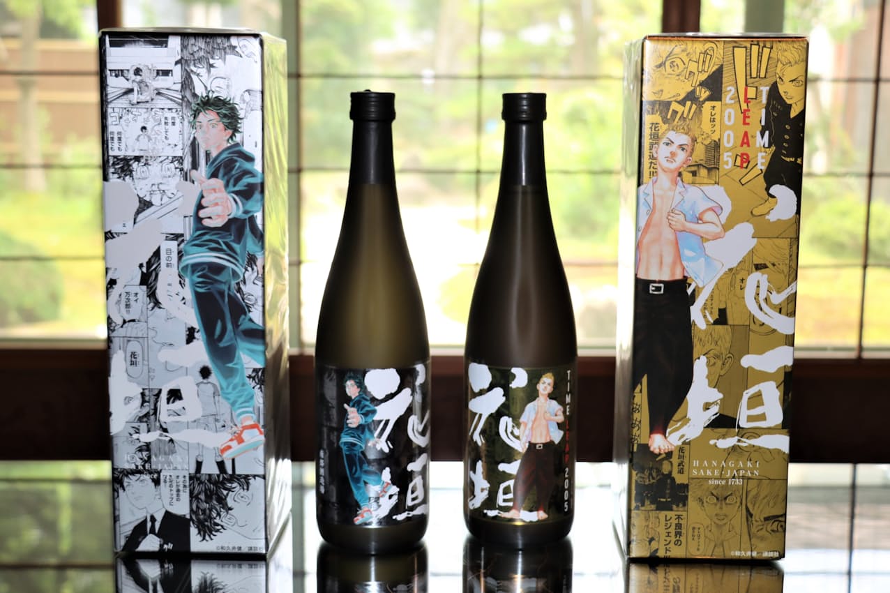 「東京卍リベンジャーズ」とコラボした日本酒。2005年醸造の古酒㊨は予約段階で完売した