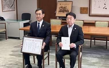 大分市佐賀関の大規模火災で1000万円を寄付した大分銀行の高橋靖英頭取㊧(1日)