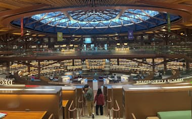 読書や友人との雑談など来館者の多様なニーズに応えている(11月、金沢市)