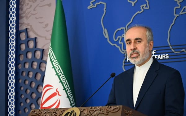 イラン外務省報道官は会見で自国政府の関与を否定したが、責任はラシュディ氏にあると述べた（15日、テヘラン）
