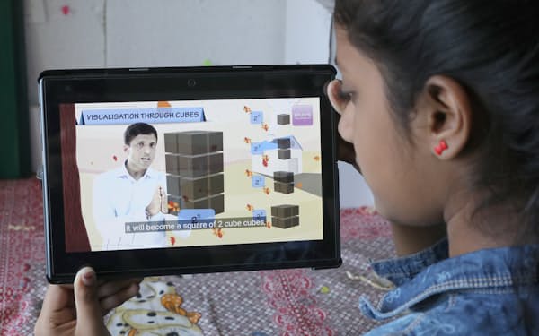 インドのオンライン教育アプリ「バイジューズ」を利用する子供（2019年2月、ムンバイ郊外）