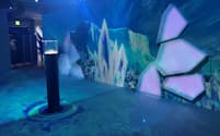 ポップアップストアの2階では氷の世界を映像で演出した(1日、東京都渋谷区)