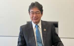 日本経済新聞の取材に答える東京エレクトロンの川本弘常務執行役員 日本経済新聞の取材に答える東京エレクトロンの川本弘常務執行役員