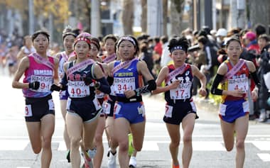 2024年の全国高校駅伝(女子1区)のレースの様子=共同