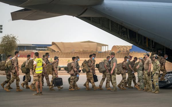 マリでの駐留任務期間を終え本国に帰還するフランス軍部隊（写真は２０２１年６月）＝ＡＰ