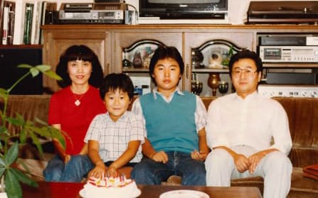家族と誕生日を祝う芦田氏（右）（1981年ごろ、兵庫県芦屋市）
