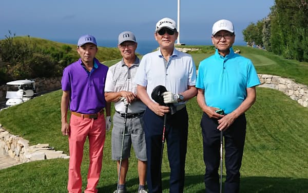 メディパルホールディングスの渡辺秀一社長（右から２人目）らとゴルフを楽しむ芦田氏（右）（2017年、米国）