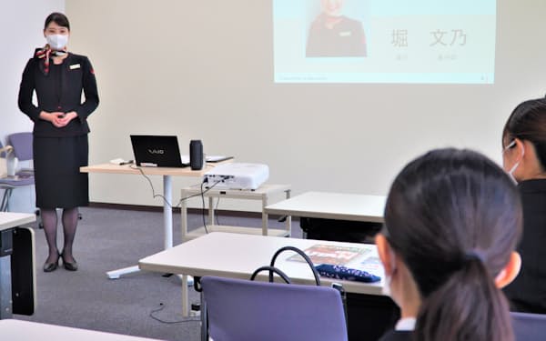 スクールではJALの現役客室乗務員が講師を務める（16日、名古屋市）