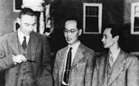 湯川秀樹氏(中央)は原子核を構成する「中間子」を予想した=米プリンストン高等研究所・京都大学基礎物理学研究所提供