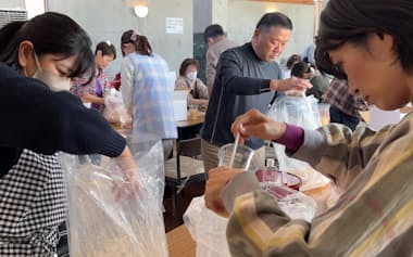 今野醸造は近隣住民向けに「みそづくり体験会」を開催した(11月、宮城県加美町)=同社提供