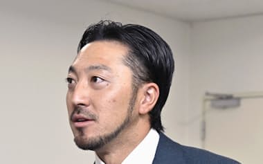 契約更改を終え、取材に応じる広島・菊池(1日、マツダスタジアム)=共同