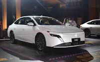 東風日産の新型PHV「N6」(1日、広東省広州市)