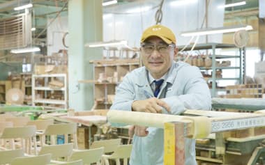 創業家の3世代目であるマルニ木工の山中洋社長。深沢氏とやり合う職人の姿に「うちのおっちゃんらはかっこええな」と胸を熱くした(写真=橋本正弘)