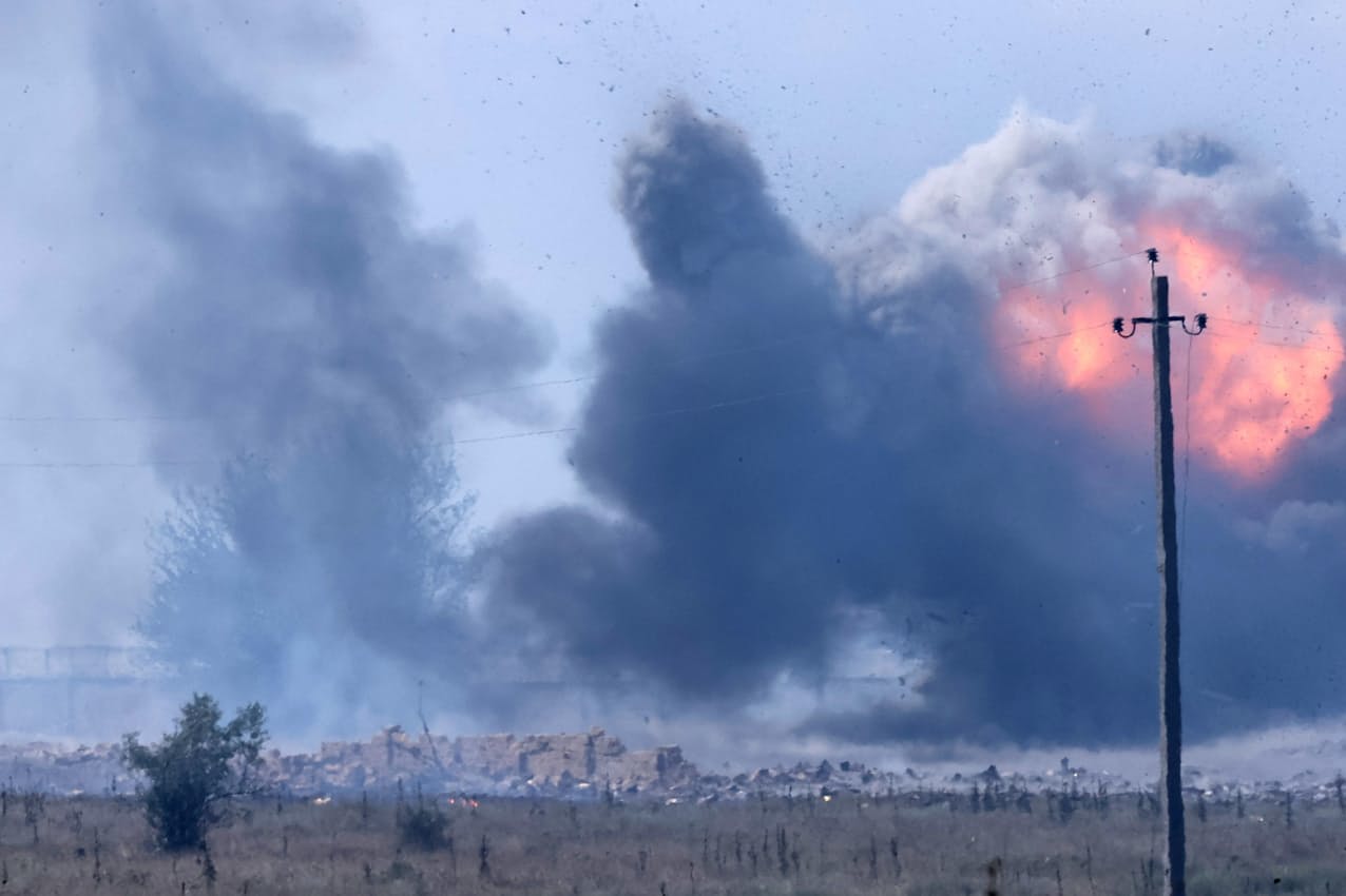 16日、ウクライナ南部クリミア半島ジャンコイにあるロシア軍弾薬庫で爆発後に上がる煙=タス共同