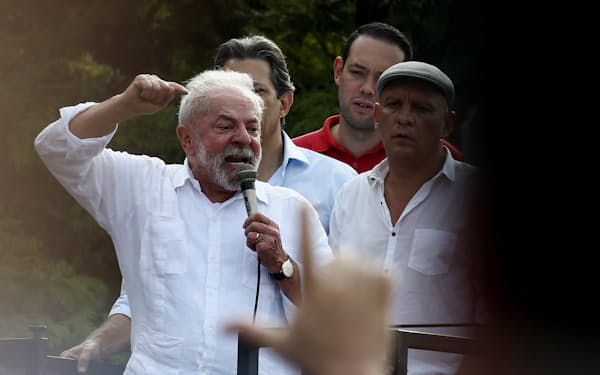 支持者を前に演説するルラ元大統領（16日、サンパウロ州サンベルナルドドカンポ）＝ロイター