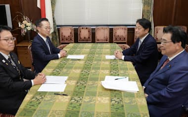 「年収の壁」を巡る協議に臨む自民党の小野寺五典税調会長(奥右)と国民民主党の古川元久税調会長(同左)ら=11月21日、国会内
