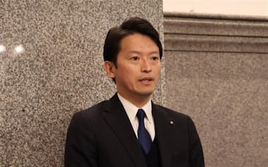 記者団の取材に対応する斎藤氏(2日、神戸市)