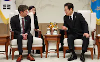 オープンAIのアルトマンCEO㊧と面会する李在明大統領(10月1日、ソウル)=AP