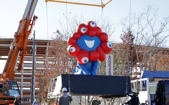 大阪万博会場跡地から撤去されるミャクミャク像(29日、大阪市此花区) 大阪万博会場跡地から撤去されるミャクミャク像(29日、大阪市此花区)