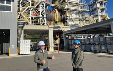 鳥取県境港市に2024年に新設した大型焼却炉は焼却時の熱エネルギーを発電に生かす(写真左は三輪陽通CEO)