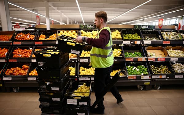 食料品の値上がりが加速している（6月、ロンドンの大手スーパー店舗）=ロイター