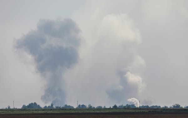 ウクライナ南部クリミア半島の北部ジャンコイの爆発があった地域で煙が上がる様子(16日）=ロイター