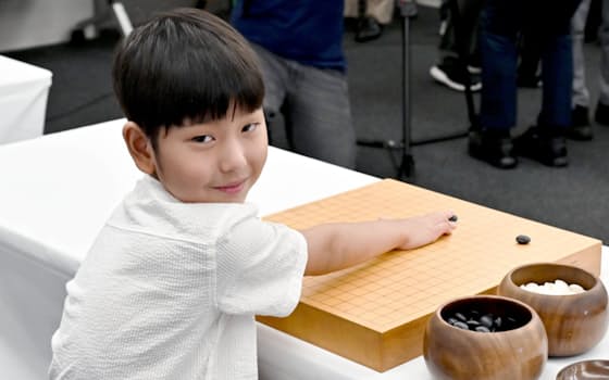 史上最年少の9歳4カ月で、囲碁のプロ棋士になることが決まった藤田怜央君（17日午後、大阪市）=共同