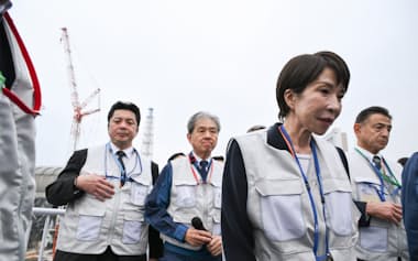 東京電力福島第1原子力発電所を視察する高市首相。左隣は東京電力ホールディングスの小野明副社長(2日、福島県大熊町)