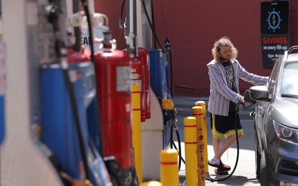 価格低下でガソリンの支出が1.8%減った=ロイター
