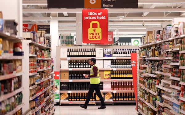 物価の高騰による「生活費危機」に懸念が強まっている（6月、英ロンドンのスーパー）＝ロイター