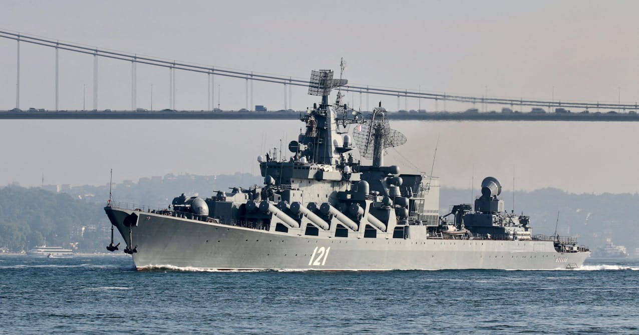 トルコ・ボスポラス海峡を航行するロシアの巡洋艦モスクワ（2021年6月）=ロイター