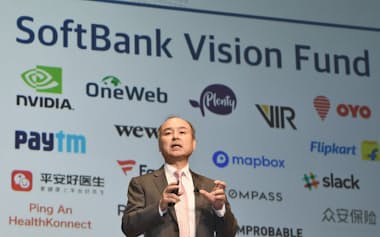 ビジョンファンドの投資先企業一覧を前に説明する孫正義会長兼社長(18年)
