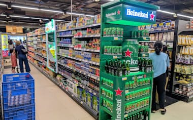 ハイネケン(手前)は売り場でも存在感を発揮(ヤンゴン)