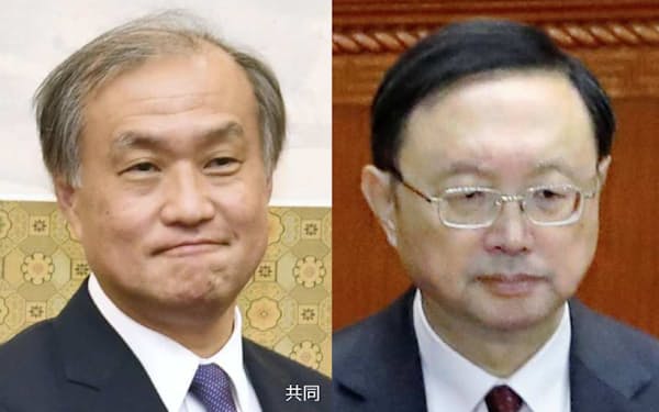 秋葉国家安保局長（左）と中国の楊潔篪共産党政治局員
