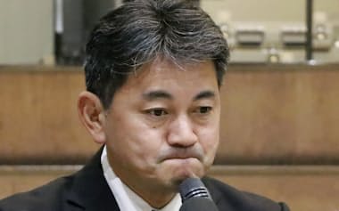 記者会見する佐賀県有田町の松尾佳昭町長(2日、有田町役場)=共同