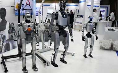 GMOが展示した3種類のヒト型ロボット(3日、東京都江東区)