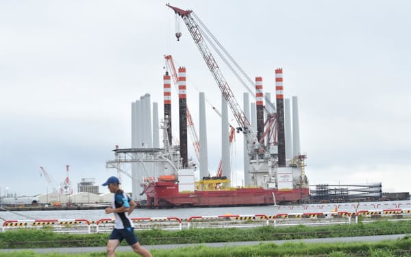 秋田港に停泊するSEP船（手前）。奥は洋上風車の支柱（秋田市）