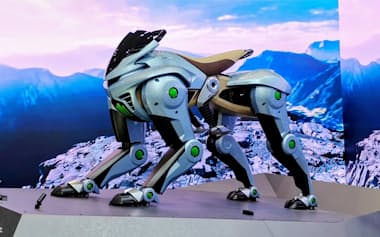 川崎重工が製品化を目指す4脚モビリティー「コルレオ」(3日、東京都江東区)