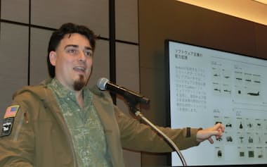 記者会見する米アンドゥリル創業者のパーマー・ラッキー氏(3日、東京都千代田区)