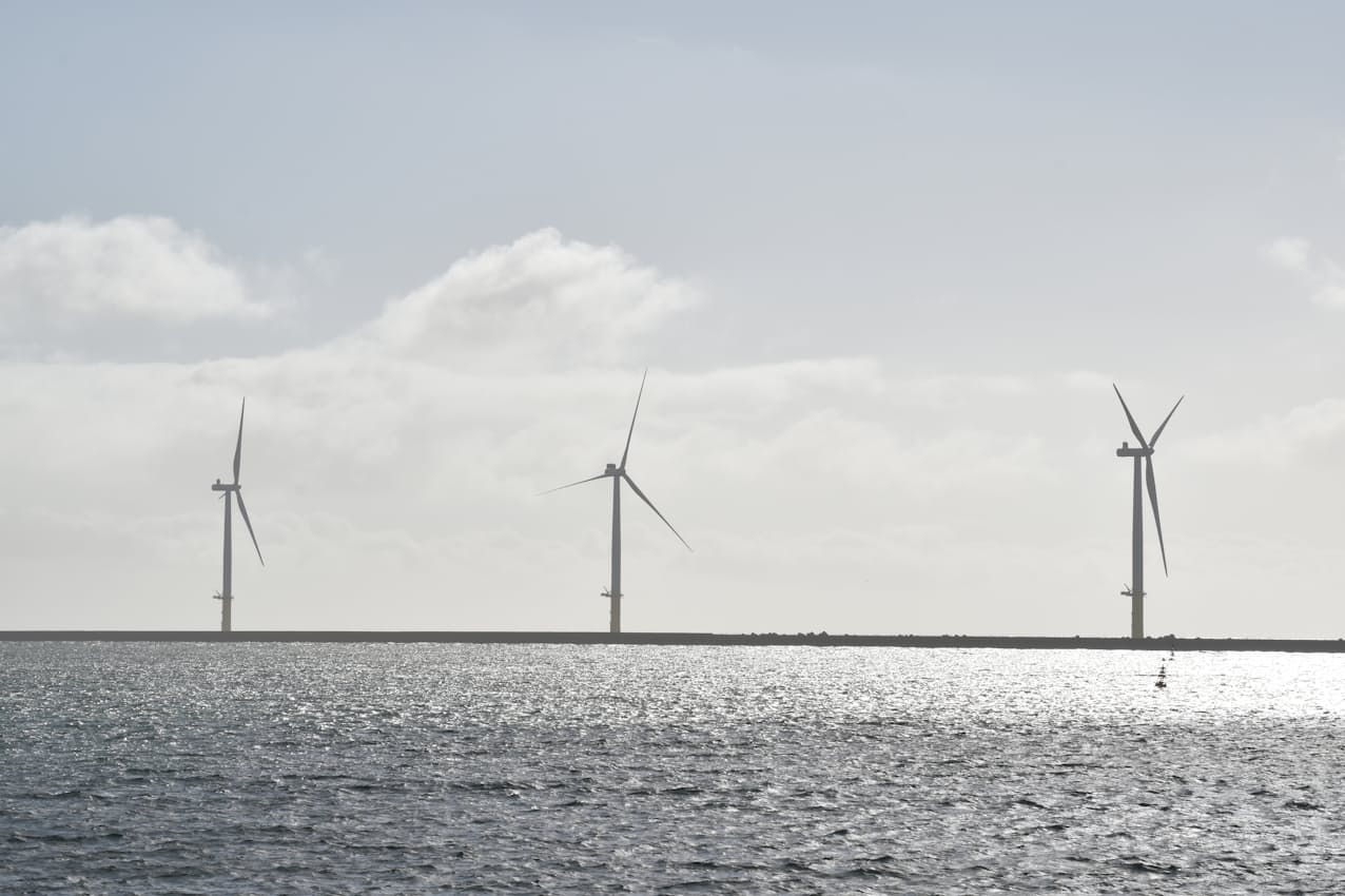 能代港に建設された洋上風力発電の風車（18日、秋田県能代市）