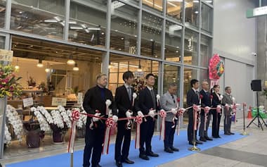 テープカットをする関係者ら(2日、松山市)