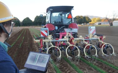 トラクターに取り付けたカメラが一列に並んだ作物を認識する(筑波大学の農場)