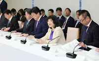 租税特別措置・補助金見直しに関する関係閣僚会議で発言する片山財務相(右から2人目)。右は日本維新の会の遠藤首相補佐官(2日午前、首相官邸)