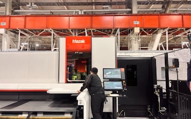 3日に販売を始めた新型のレーザー加工機(3日、岐阜県美濃加茂市)