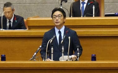 県議会で答弁する後藤田知事(3日、徳島市)