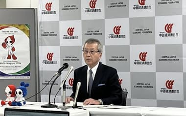 記者会見する中部経済連合会の勝野哲会長