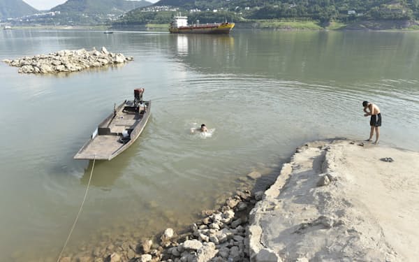 水位の下がった長江で遊ぶ住民ら（16日、中国南西部）＝ＡＰ