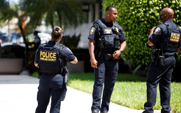 18日、連邦地方裁判所前で警戒する警官隊（米南部フロリダ州ウェストパームビーチ）＝ロイター