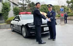 納車式でレプリカキーを受け取る佐藤愛知県警本部長㊨(3日、名古屋市) 納車式でレプリカキーを受け取る佐藤愛知県警本部長㊨(3日、名古屋市)