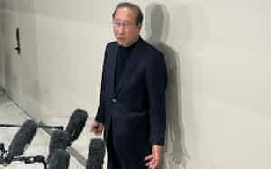 スウェーデンに向かう前に取材に応じる北川進氏(3日、大阪国際空港) スウェーデンに向かう前に取材に応じる北川進氏(3日、大阪国際空港)